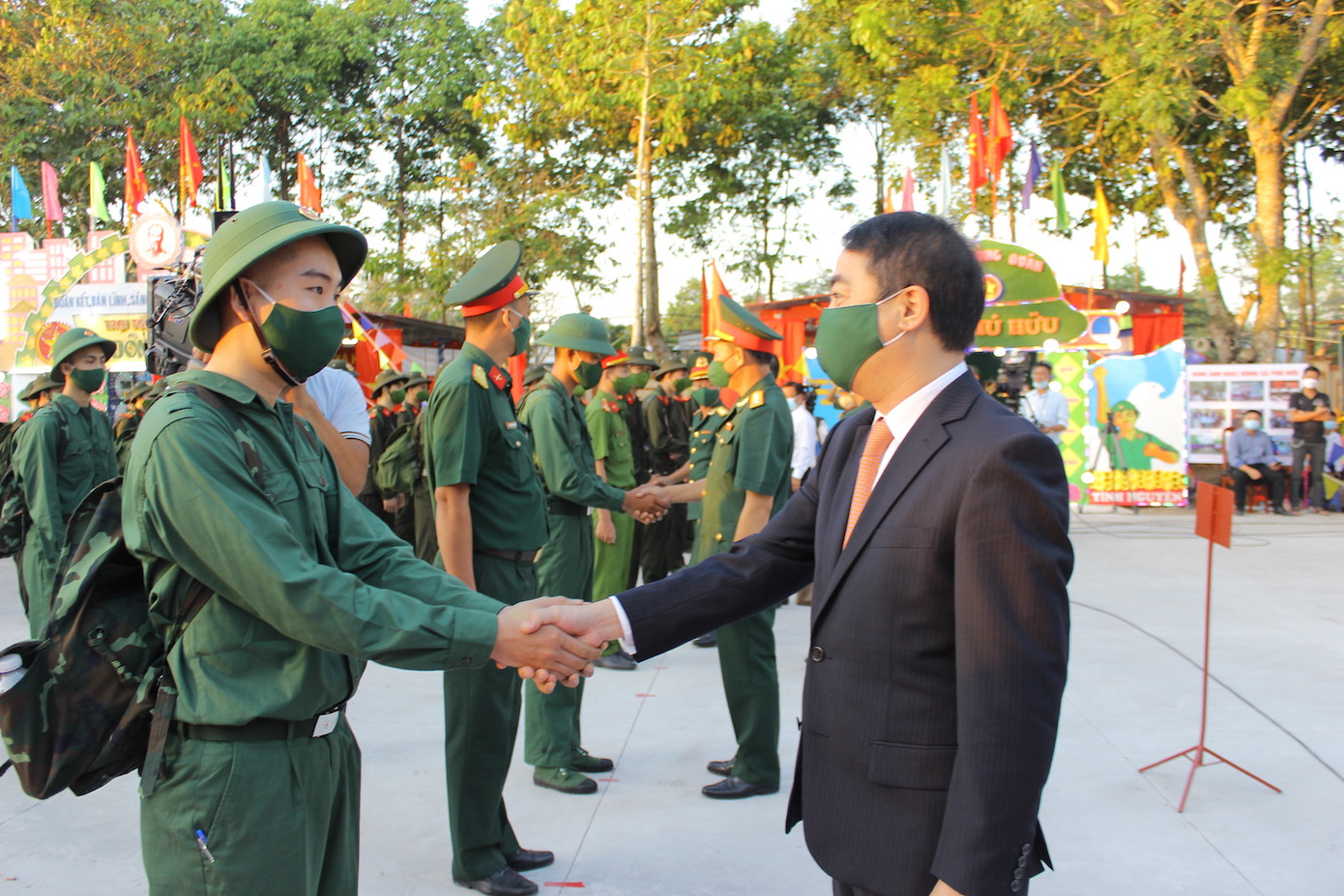 Cũng trong sáng 9/2, ông Nghiêm Xuân Thành - Bí thư Tỉnh ủy Hậu Giang có mặt tại huyện Châu Thành để tiễn các thanh niên nhập ngũ. Năm 2023, tỉnh được giao tuyển 1.252 thanh niên lên đường nhập ngũ. Riêng huyện Châu Thành có 145 thanh niên, trong đó giao cho Bộ Chỉ huy Quân sự tỉnh 7 thanh niên, Sư đoàn Bộ binh 330 93 thanh niên, Bộ Công an 45 thanh niên.