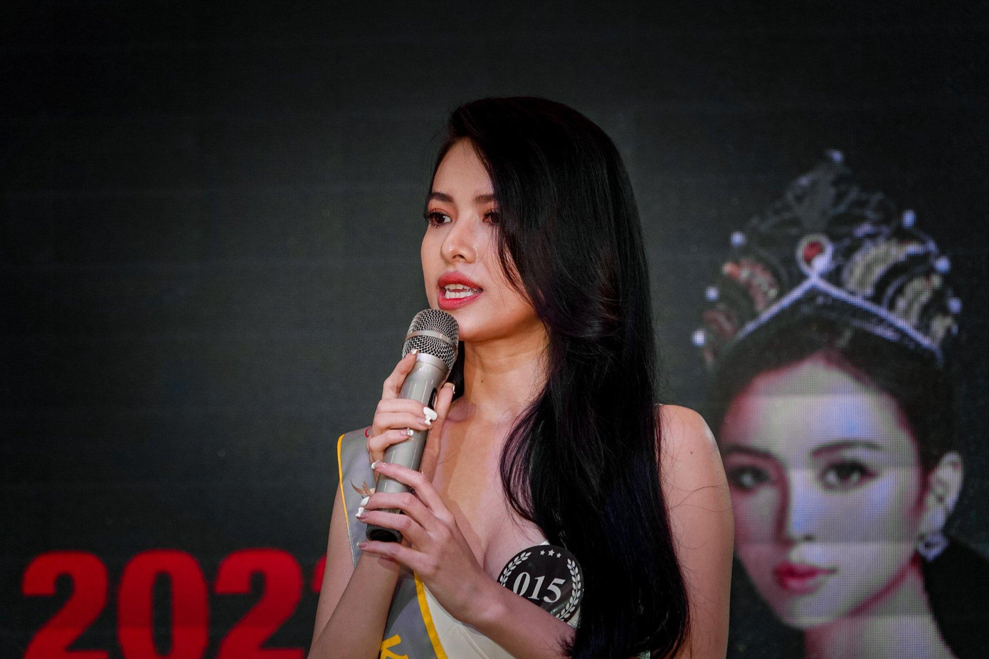 Thí sinh tự giới thiệu bản thân trong vòng sơ tuyển. Thí sinh tự giới thiệu bản thân trong vòng sơ tuyển.