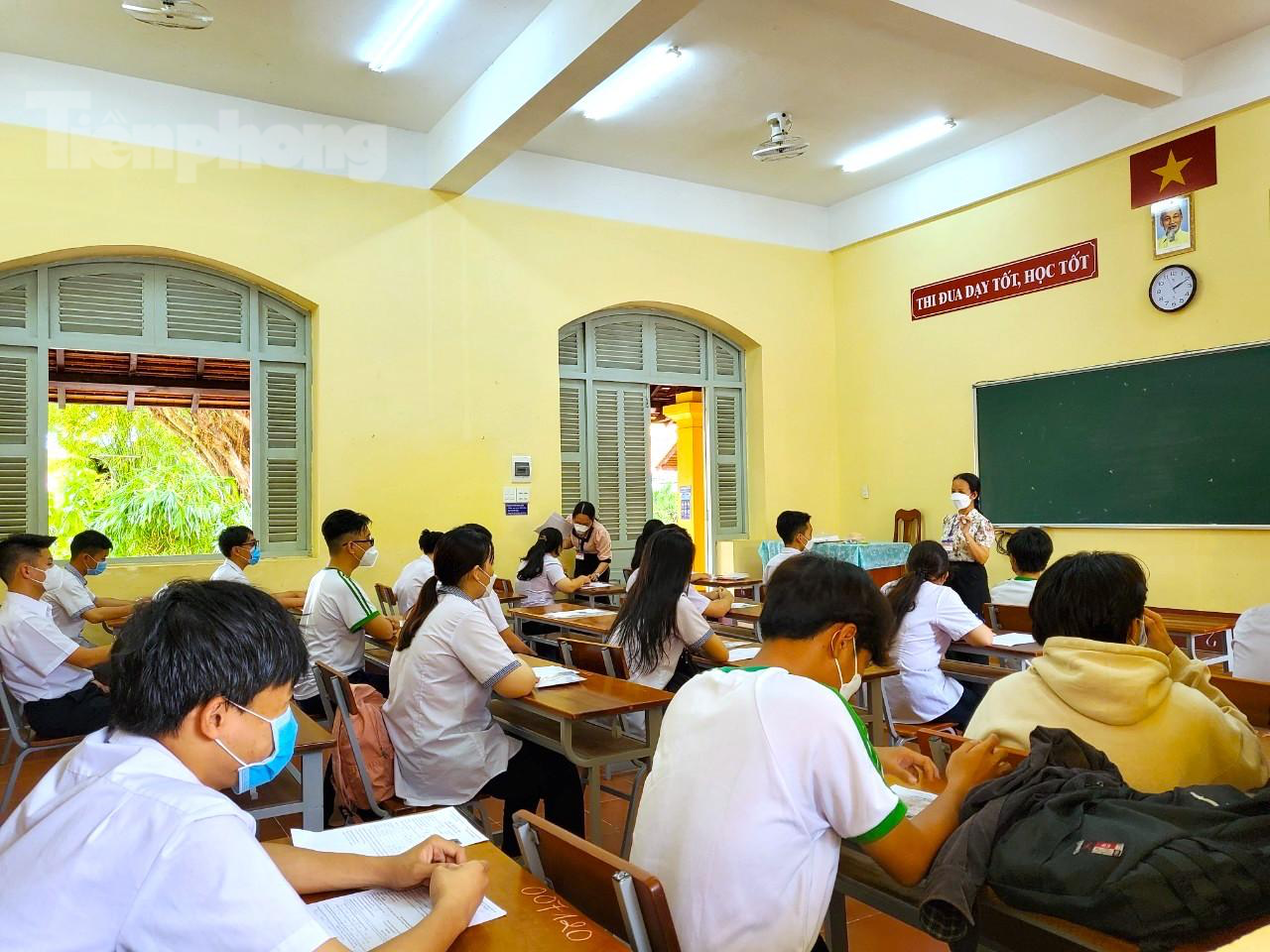 Cán bộ coi thi phổ biến quy chế thi trong cho các thí sinh - Ảnh: Kim Hà. Cán bộ coi thi phổ biến quy chế thi trong cho các thí sinh - Ảnh: Kim Hà.