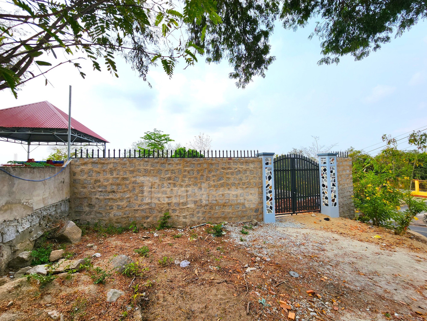 Cổng rào mặt trước của phủ thờ. Ảnh: Kim Hà.