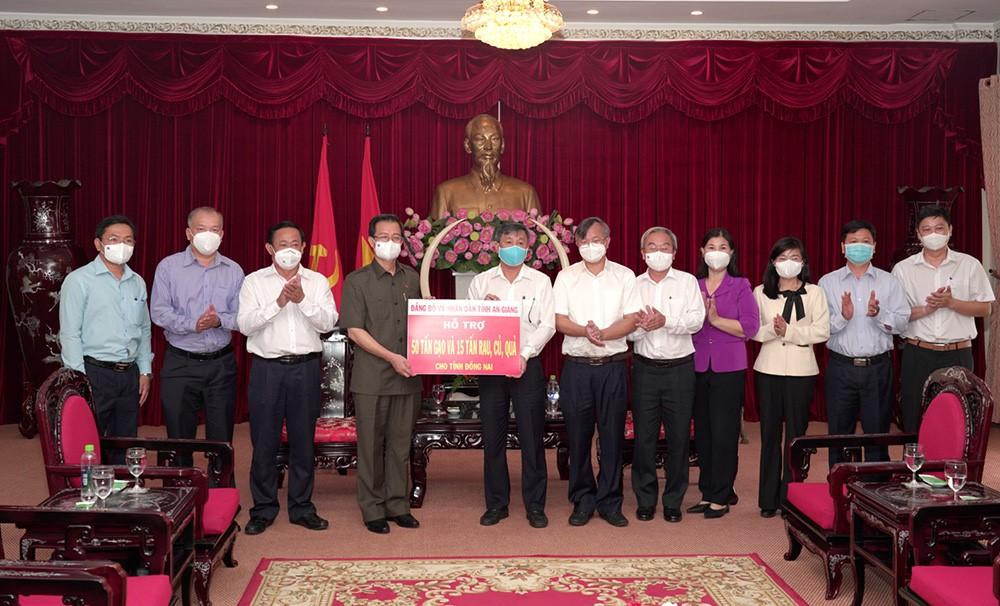 Trao tặng tỉnh Đồng Nai.