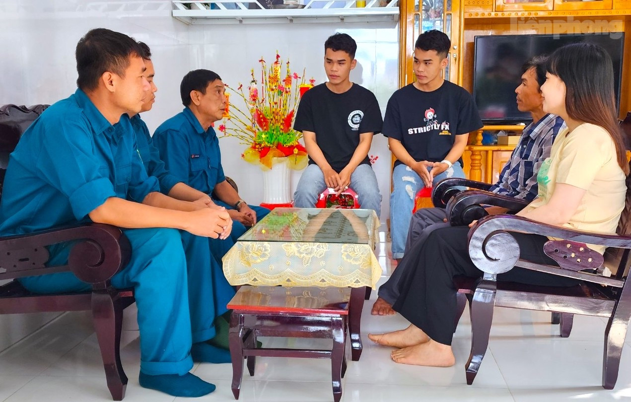 Ban Chỉ huy Quân sự phường Thuận An, quận Thốt Nốt, TP Cần Thơ đến động viên gia đình anh Lê Tấn Phát (43 tuổi) có hai con song sinh là Lê Phát Lộc và Lê Phát Thọ (19 tuổi) nhập ngũ trong đợt này. - Ảnh: Kim Hà