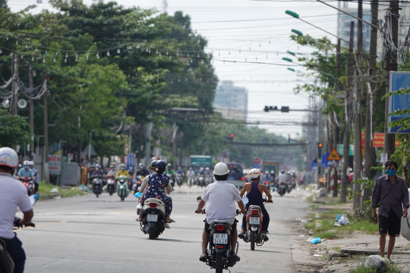 Người dân lưu thông trên đường Cách Mạng Tháng Tám (quận Bình Thuỷ, TP Cần Thơ) - Ảnh: Kim Hà.