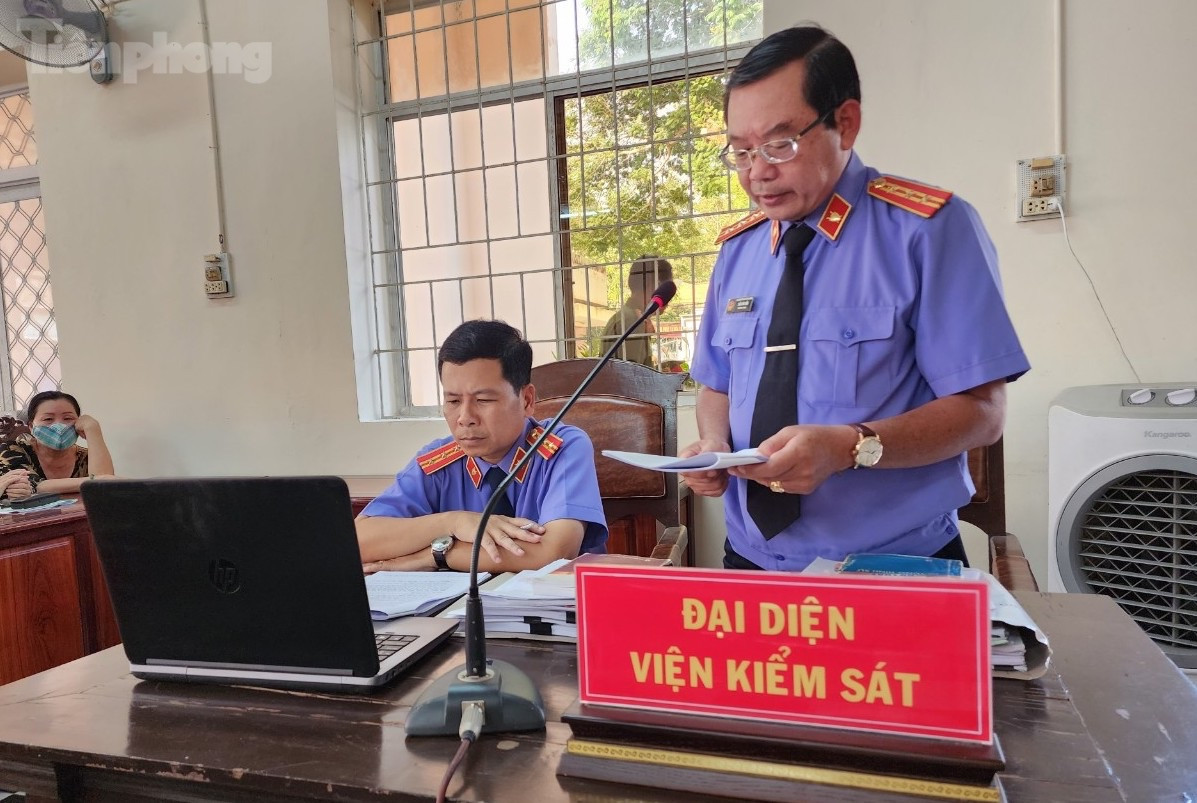 Đại diện Viện kiểm sát nhân dân tỉnh An Giang công bố cáo trạng truy tố các bị cáo. Ảnh: Kim Hà.