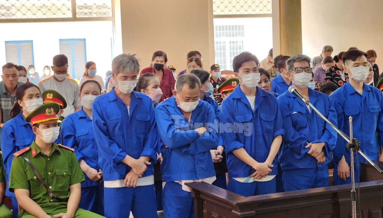 Có 13 bị cáo bị bắt tạm giam. Ảnh: Kim Hà.