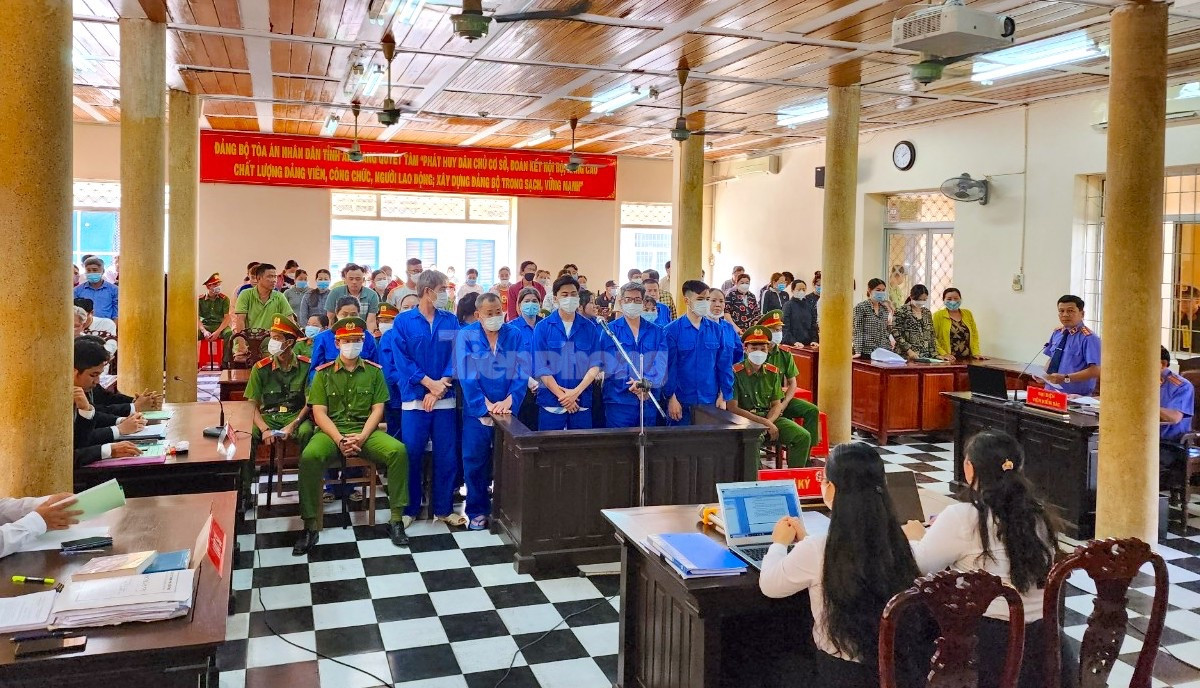 62 bị cáo trong đường dây số lô, số đề tại phiên toà. Ảnh: Kim Hà.