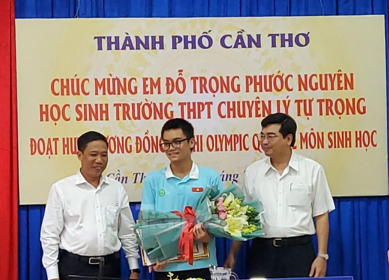 Ông Nguyễn Thực Hiện - Phó Chủ tịch UBND TP Cần Thơ (bên trái) và ông Trần Thanh Bình - Giám đốc Sở GD&ĐT TP Cần Thơ tặng bằng khen và hoa chúc mừng em Đỗ Trọng Phước Nguyên - Ảnh: Kim Hà. Ông Nguyễn Thực Hiện - Phó Chủ tịch UBND TP Cần Thơ (bên trái) và ông Trần Thanh Bình - Giám đốc Sở GD&ĐT TP Cần Thơ tặng bằng khen và hoa chúc mừng em Đỗ Trọng Phước Nguyên - Ảnh: Kim Hà.