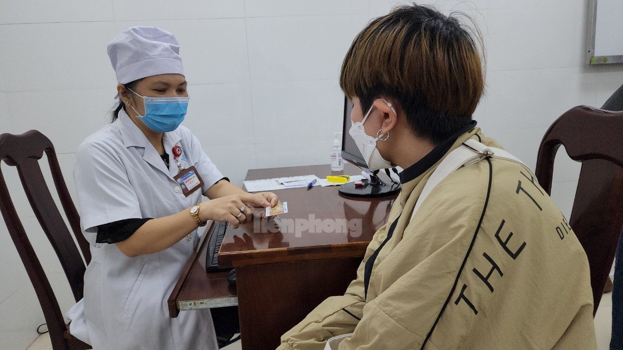 Bác sĩ giải thích với bệnh nhân về những tiện ích của thẻ y tế thông minh. Ảnh: Kim Hà.