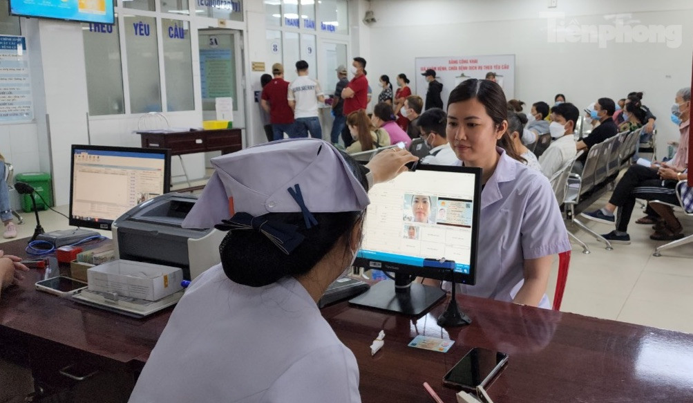 Thực hiện đăng ký thẻ y tế thông minh chỉ trong 3 - 5 phút nhưng có rất nhiều tiện ích. Ảnh: Kim Hà.