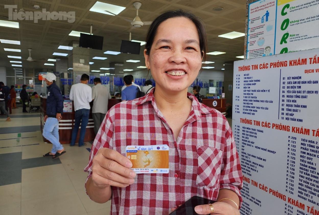 Chị Quý vui mừng khi quy trình khám bệnh được rút ngắn. Ảnh: Kim Hà.