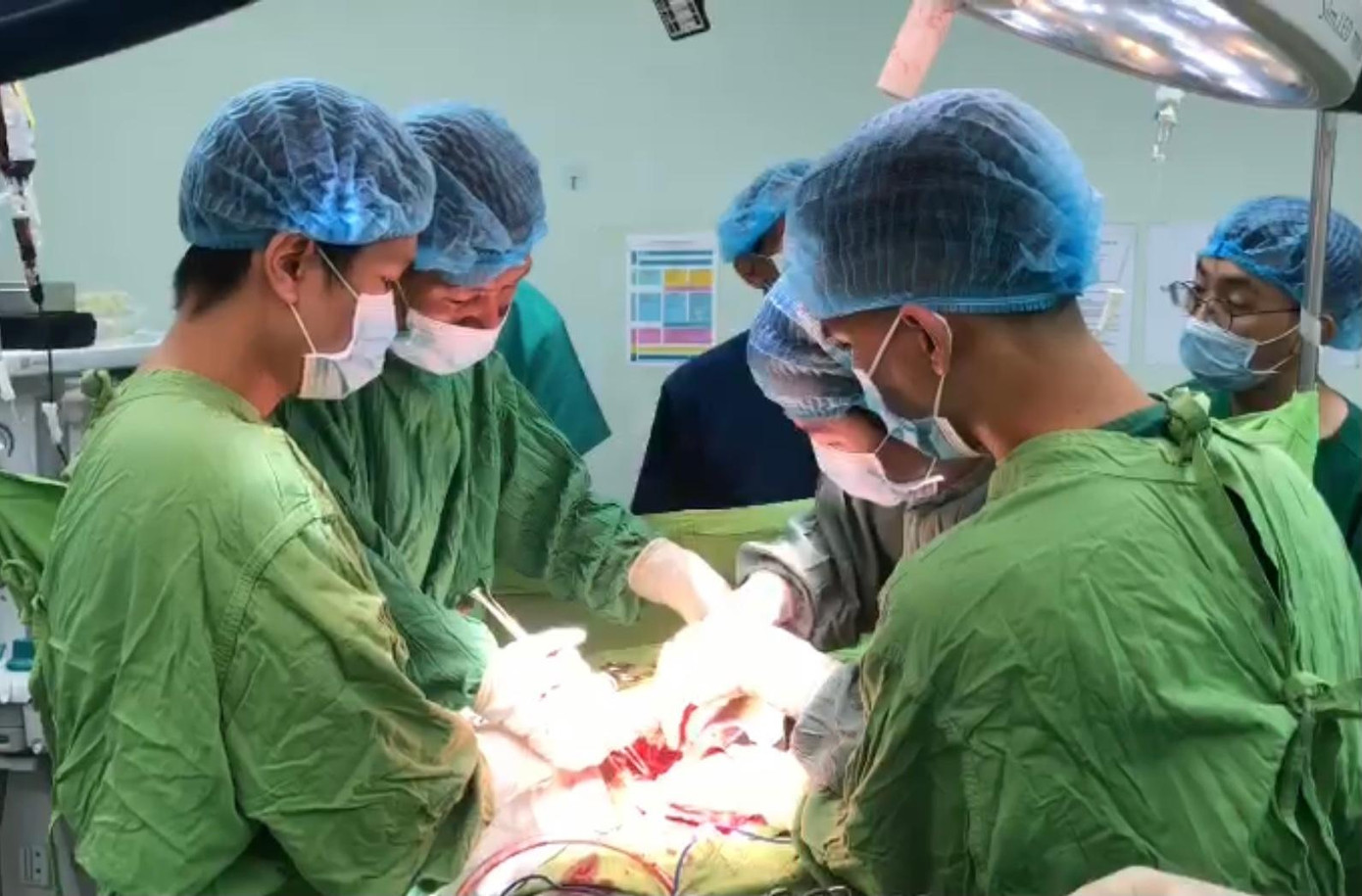 Các bác sĩ tiến hành phẫu thuật cho bệnh nhân.
