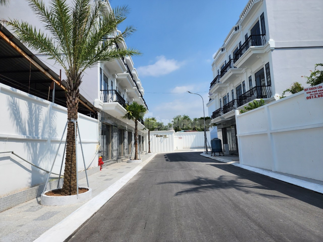 Lối dẫn vào khu nhà ở. Ảnh: Kim Hà.