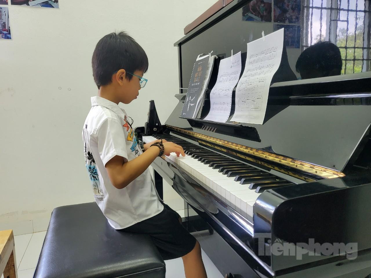 Hoài Thương chơi được cả đàn tranh lẫn đàn piano - Ảnh: Kim Hà. Hoài Thương chơi được cả đàn tranh lẫn đàn piano - Ảnh: Kim Hà.