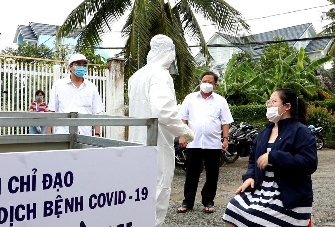 Ông Trần Quốc Vũ - Bí thư quận Bình Thuỷ (người đeo khẩu trang trắng) và ông Trần Thanh Bình - Chủ tịch UBND quận Bình Thuỷ đến kiểm tra công tác lấy mẫu tại phường Trà An - Ảnh: Kim Hà.