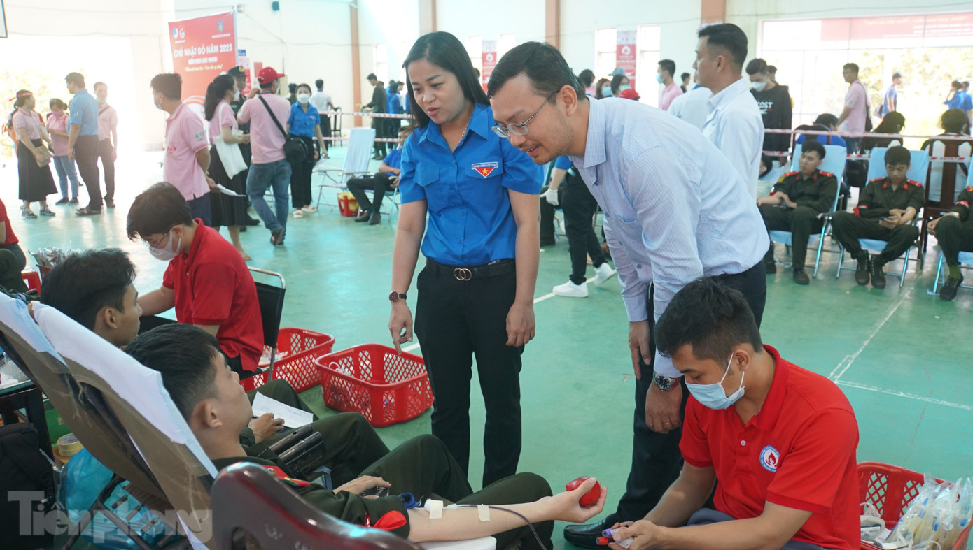 Anh Nguyễn Ngọc Tiến - Trưởng đại diện Báo Tiền Phong tại ĐBSCL cùng chị Lư Thị Ngọc Anh, Bí thư Thành Đoàn Cần Thơ thăm hỏi các tình nguyện viên tham gia hiến máu. Ảnh: Hoà Bình.