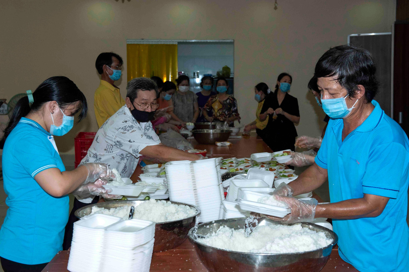 Tổ "hậu phương" tiếp sức người dân bằng những suất cơm nghĩa tình. Tổ "hậu phương" tiếp sức người dân bằng những suất cơm nghĩa tình.