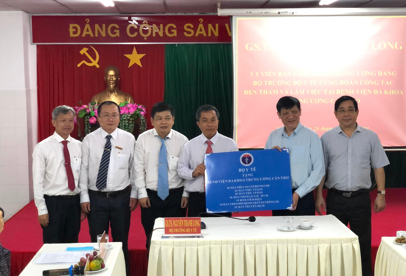 Bộ Y tế trao tặng Bệnh viện Đa khoa Trung ương Cần Thơ các trang thiết bị cho bệnh viện dã chiến - Ảnh: Kim Hà.