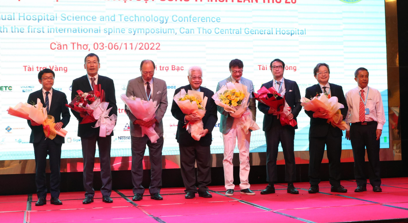 Bác sĩ CK2 Nguyễn Minh Vũ – Giám đốc Bệnh viện Đa khoa Trung ương Cần Thơ tặng hoa cho các chuyên gia đầu ngành đến từ Nhật Bản, Thái Lan - Ảnh: Kim Hà.