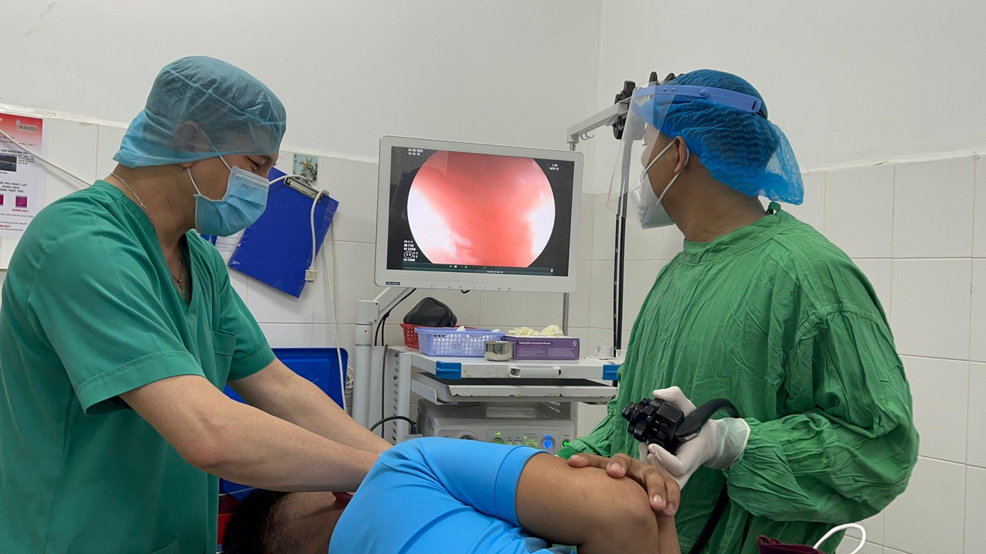 Các bác sĩ tiến hành nội soi cho P. Các bác sĩ tiến hành nội soi cho P.