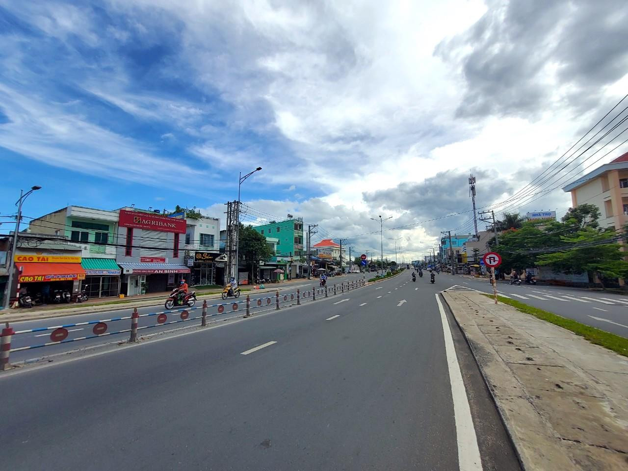 Tuyến đường nối quận Ninh Kiều và Cái Răng thưa người qua lại - Ảnh: Kim Hà.