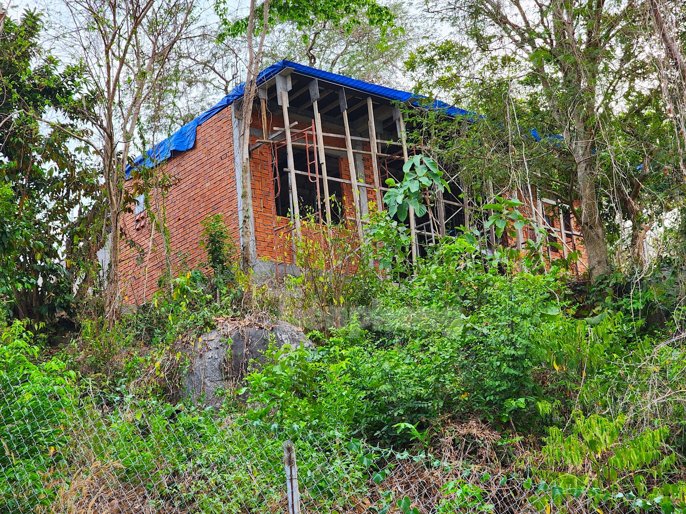 Các hạng mục bên trong đang xây dang dở. Sau khi phát hiện công trình, UBND thị trấn Núi Sập đã yêu cầu ngừng xây dựng, bà L. cũng đã chấp hành. Ảnh: Kim Hà.