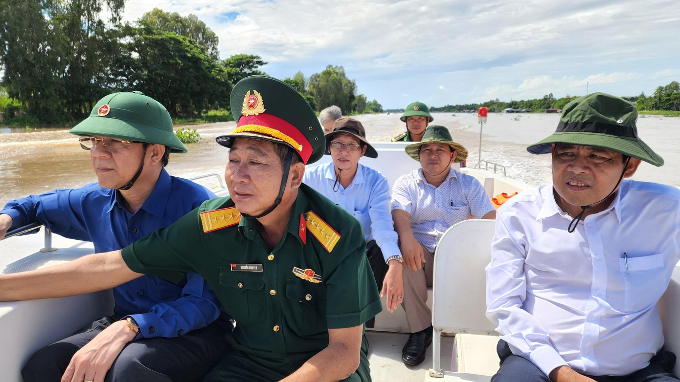 Ông Lê Hồng Quang - Bí thư Tỉnh uỷ An Giang (áo xanh dương) cùng đoàn công tác thị sát thực địa đường sông trên tuyến biên giới huyện An Phú.
