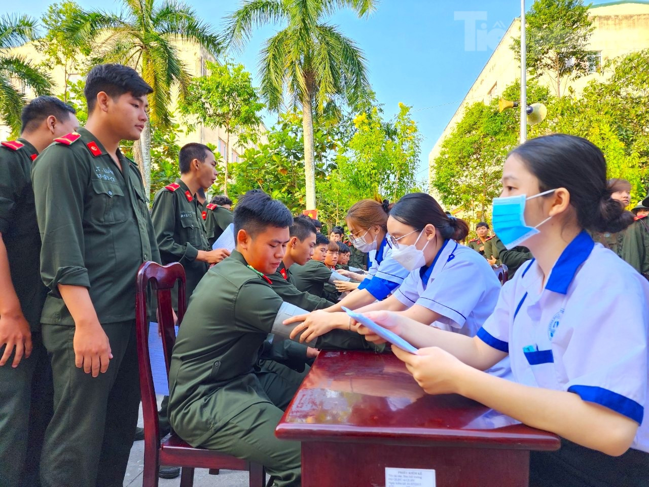 Các tình nguyện viên được kiểm tra huyết áp trước khi cho máu. Ảnh: Kim Hà.