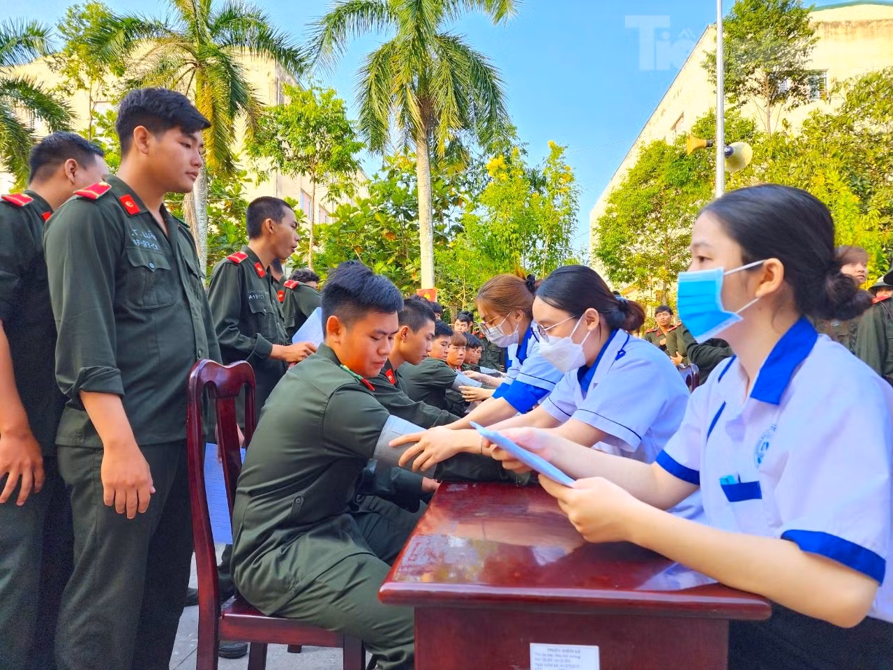 Các tình nguyện viên được kiểm tra huyết áp trước khi cho máu. Ảnh: Kim Hà. Các tình nguyện viên được kiểm tra huyết áp trước khi cho máu. Ảnh: Kim Hà.