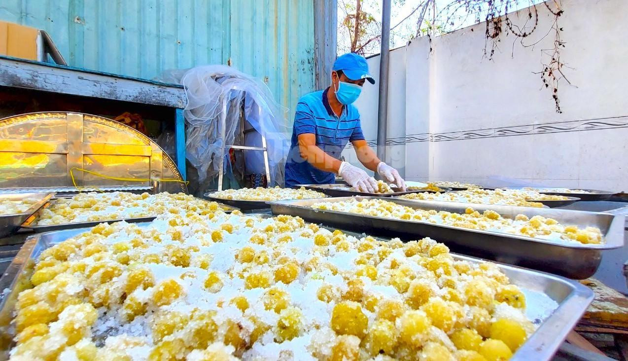 Theo anh Trần Thanh Gian (39 tuổi) chủ một cơ sở mứt tại thị xã Bình Minh, các công đoạn làm mứt của anh hoàn toàn thủ công nên tốn nhiều thời gian mới cho ra một mẻ mứt chất lượng (Ảnh: Kim Hà).