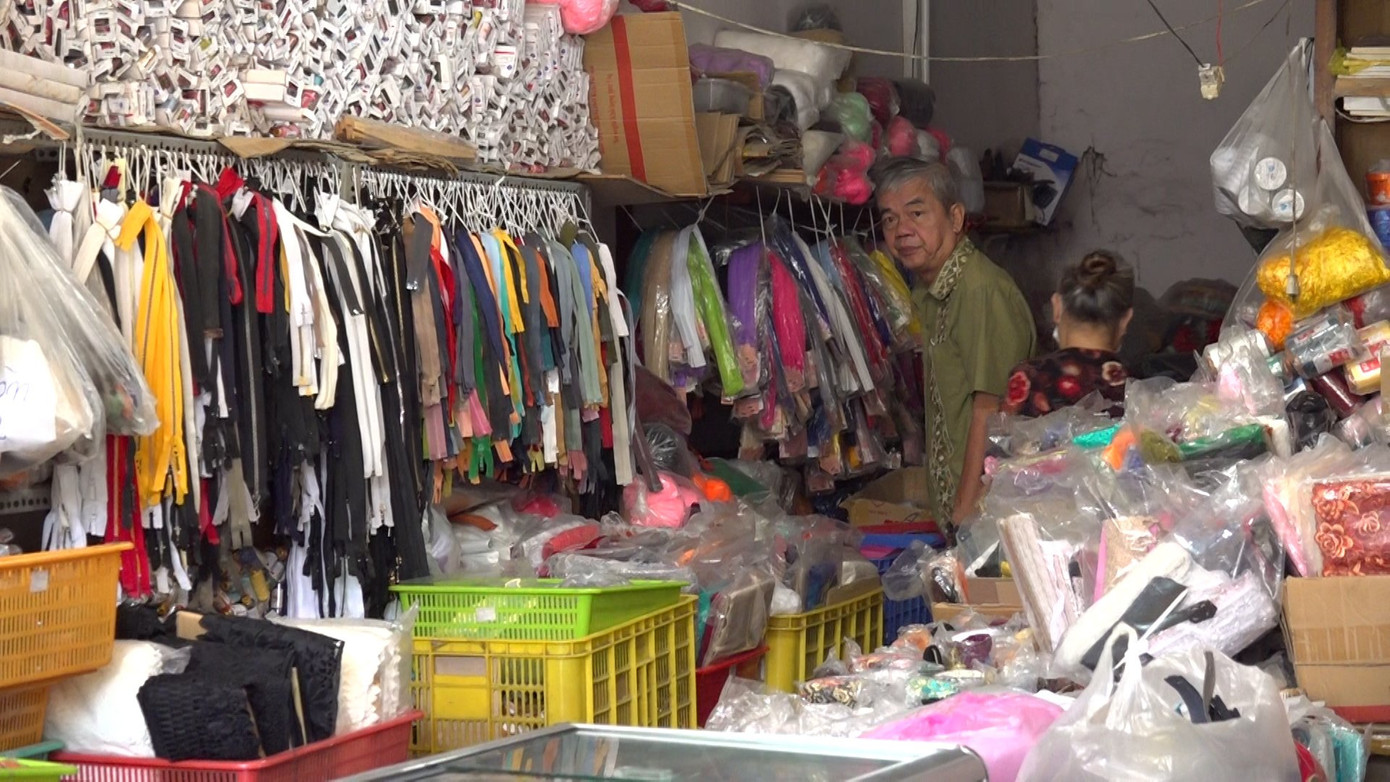 Các cửa hàng bị bám bụi trắng, buôn bán ế ẩm.