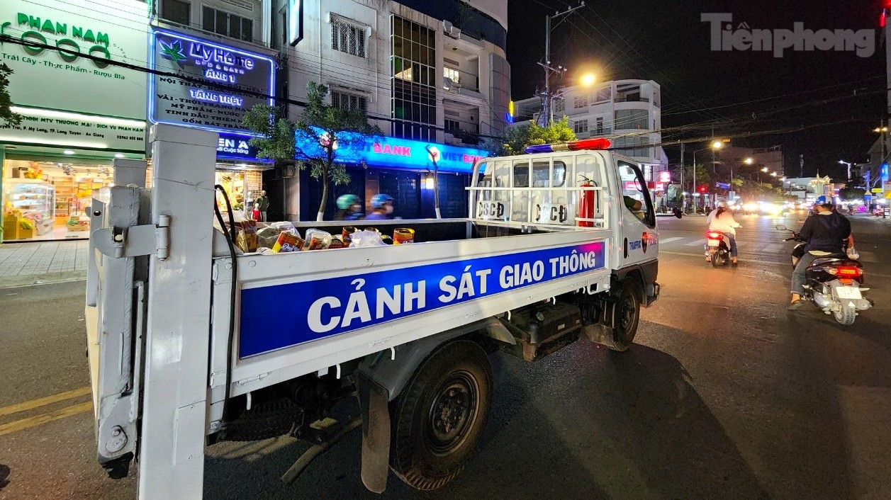 Các phần quà vơi dần trong đêm muộn. Ảnh: Kim Hà.