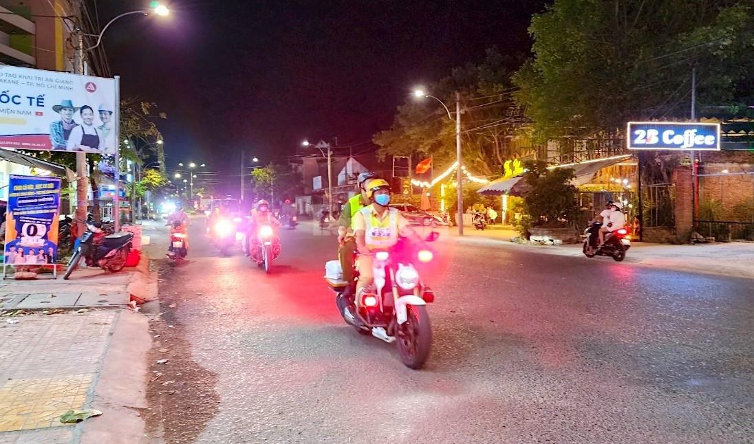 Cán bộ chiến sĩ Công an TP Long Xuyên, tỉnh An Giang "xuống đường" trong đêm, vừa thực hiện tuần tra kiểm soát an ninh trật tự trên địa bàn, vừa kết hợp trao quà Tết cho những cụ già neo đơn có hoàn cảnh khó khăn, sống lang thang, cơ nhỡ. Ảnh: Kim Hà.