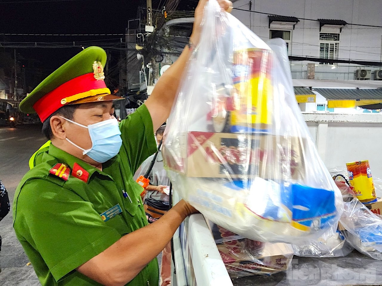 Đợt này, Công an TP Long Xuyên trao hơn 100 phần quà gồm: Gạo, mì, bánh mứt,... cho những người khó khăn là cựu chiến binh, gia đình trẻ em có cha mẹ bị nhiễm COVID-19 qua đời hoặc cha mẹ bị tù tội,...Trong đó, có 50 phần quà do Tổ tuần tra kiểm soát dành tặng cho người nghèo khổ lang thang trên đường từ nguồn kinh phí của cán bộ chiến sĩ công an thành phố đóng góp và xã hội hóa. Ảnh: Kim Hà.