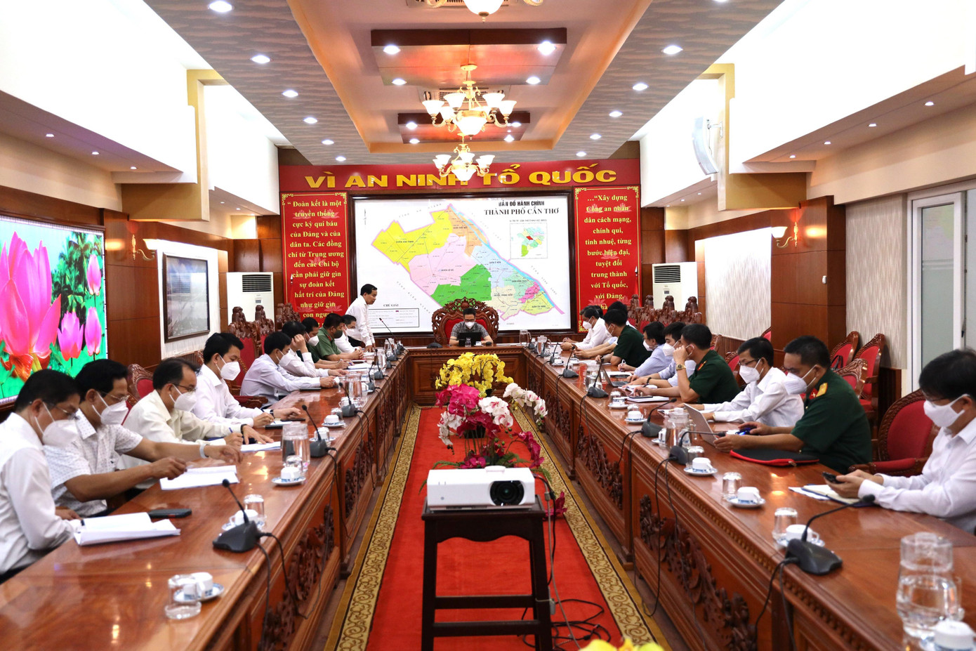 Quang cảnh buổi làm việc. Quang cảnh buổi làm việc.