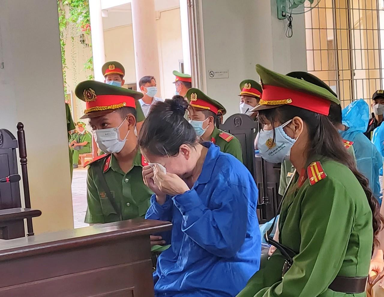 Bà trùm khóc kêu oan tại toà - Ảnh: Kim Hà.