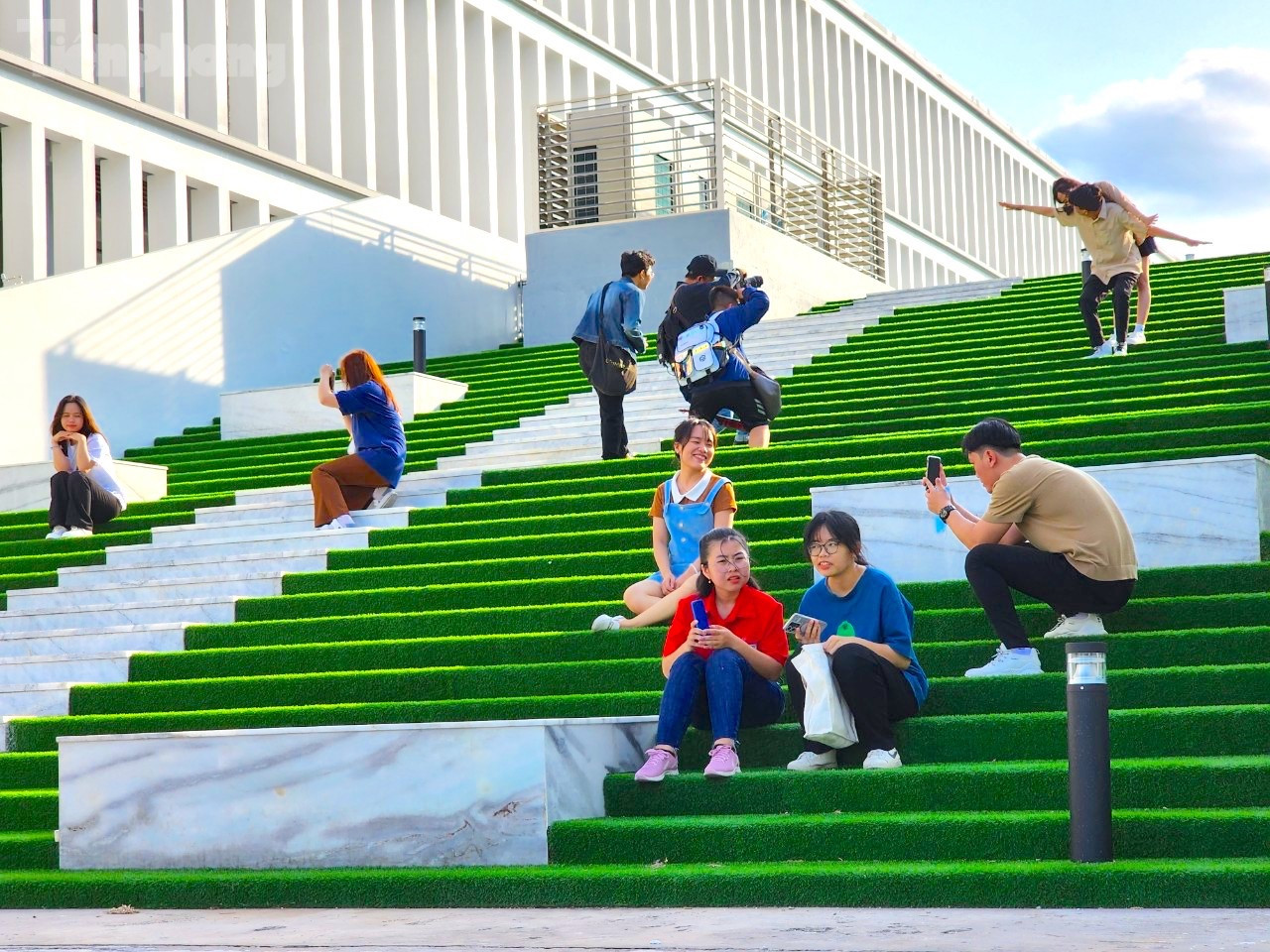 Nhiều bạn trẻ tìm đến check-in. Ảnh: Kim Hà.