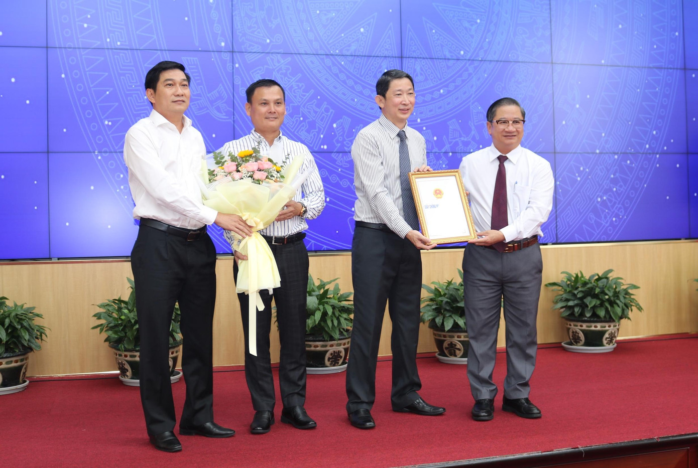 Ông Trần Việt Trường - Chủ tịch UBND TP Cần Thơ (bên phải ảnh) trao Giấy chứng nhận đầu tư dự án khu công nghiệp tại huyện Vĩnh Thạnh giai đoạn 1 cho đại diện Công ty Liên doanh TNHH Khu công nghiệp Việt Nam - Singapore (ảnh: Kim Hà).