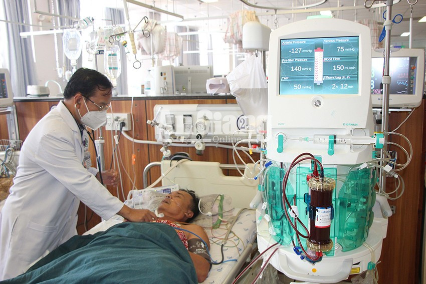 Một trong những người bị ngộ độc do ăn chè đậu trắng - Ảnh: Báo An Giang.