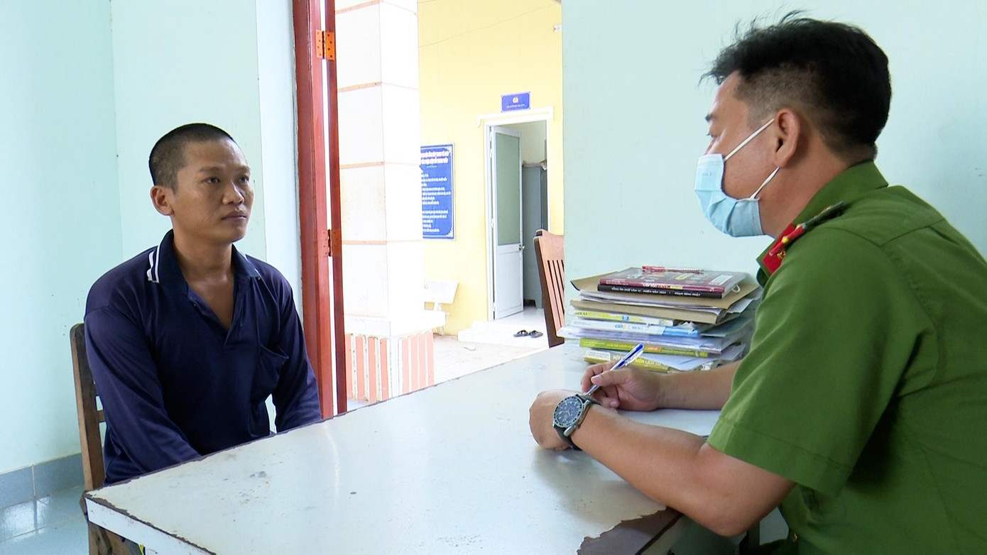 Đối tượng Tài tại cơ quan công an. Đối tượng Tài tại cơ quan công an.