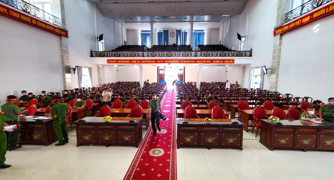 Quang cảnh buổi hiến máu tại Công an TP Cần Thơ, đảm bảo khoảng cách an toàn - Ảnh: Kim Hà.