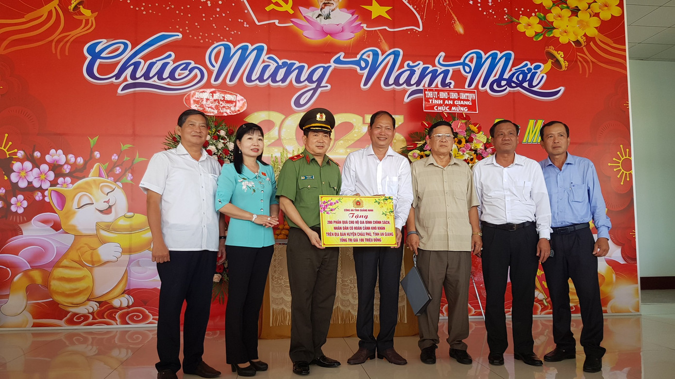 Thiếu tướng Đinh Văn Nơi - Giám đốc Công an tỉnh Quảng Ninh cùng đoàn công tác phối hợp với chính quyền tỉnh An Giang đến thăm và tặng quà tại huyện Châu Phú. Thiếu tướng Đinh Văn Nơi - Giám đốc Công an tỉnh Quảng Ninh cùng đoàn công tác phối hợp với chính quyền tỉnh An Giang đến thăm và tặng quà tại huyện Châu Phú.