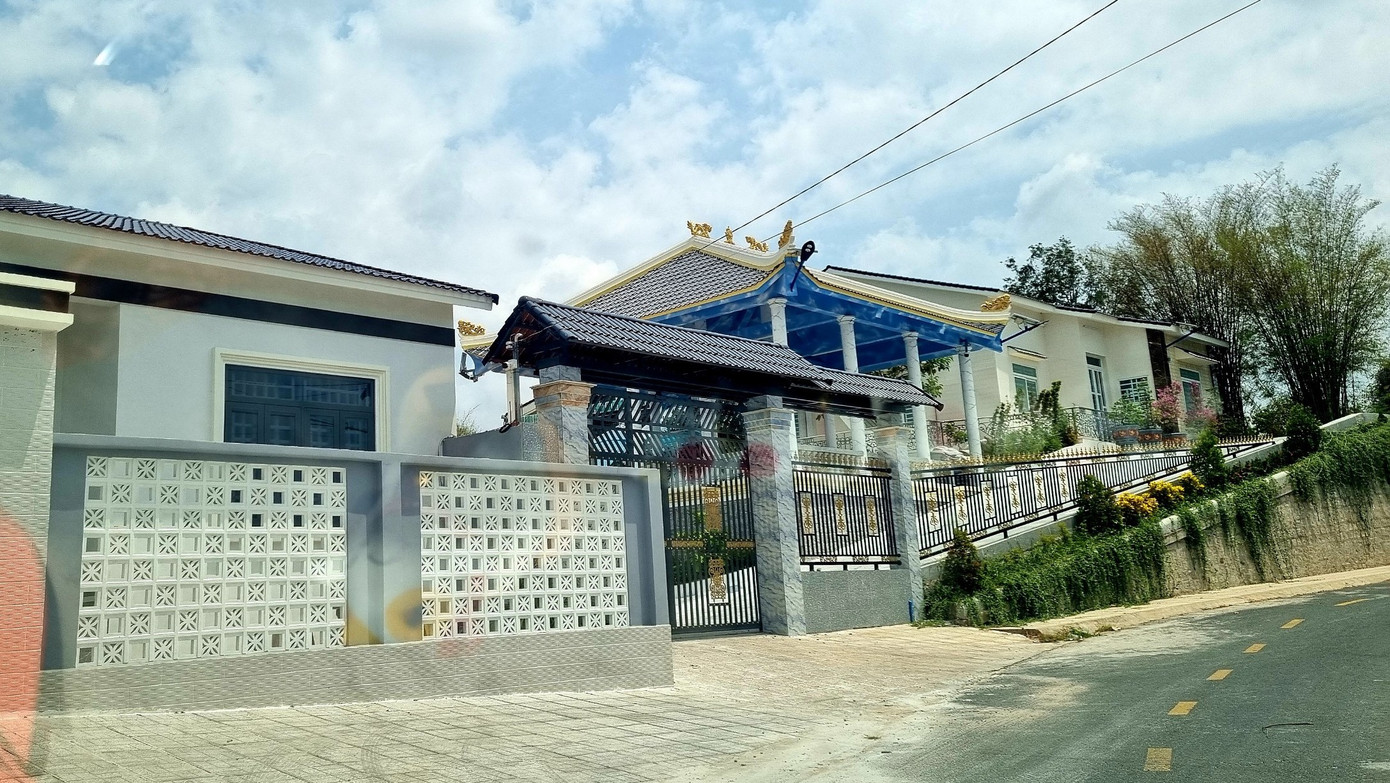 Căn nhà được xây dựng trên đất xin phép để trồng dược liệu bị dư luận phản ánh.