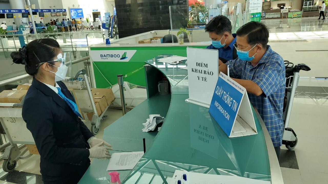 Tất cả người dân đến giao dịch, tham gia hoạt động tại cơ quan, tổ chức, đơn vị, doanh nghiệp, cơ sở sản xuất,... bắt buộc phải quét mã QR bằng ứng dụng PC-Covid hoặc Sổ sức khỏe điện tử hoặc khai báo y tế. Tất cả người dân đến giao dịch, tham gia hoạt động tại cơ quan, tổ chức, đơn vị, doanh nghiệp, cơ sở sản xuất,... bắt buộc phải quét mã QR bằng ứng dụng PC-Covid hoặc Sổ sức khỏe điện tử hoặc khai báo y tế.