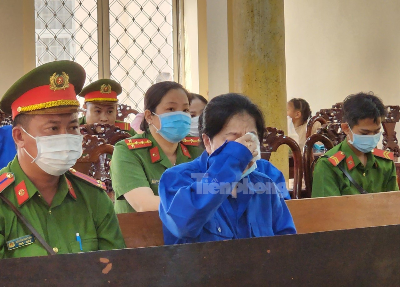 Bà trùm liên tục khóc kêu oan tại toà. Ảnh: Kim Hà. Bà trùm liên tục khóc kêu oan tại toà. Ảnh: Kim Hà.