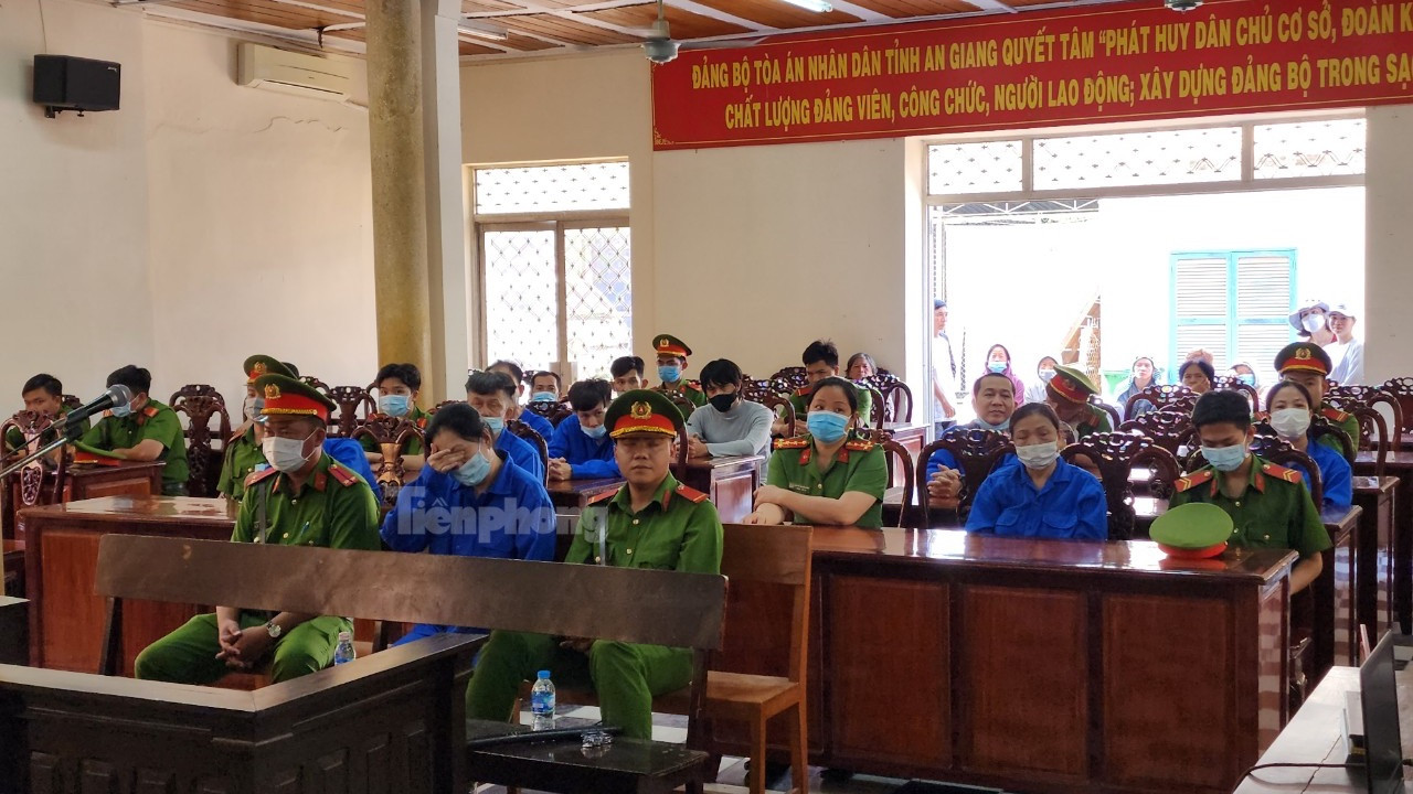 Bị cáo Nguyễn Thị Kim Hạnh (lau nước mắt), cùng những người liên quan tại phiên toà. Ảnh: Kim Hà. Bị cáo Nguyễn Thị Kim Hạnh (lau nước mắt), cùng những người liên quan tại phiên toà. Ảnh: Kim Hà.