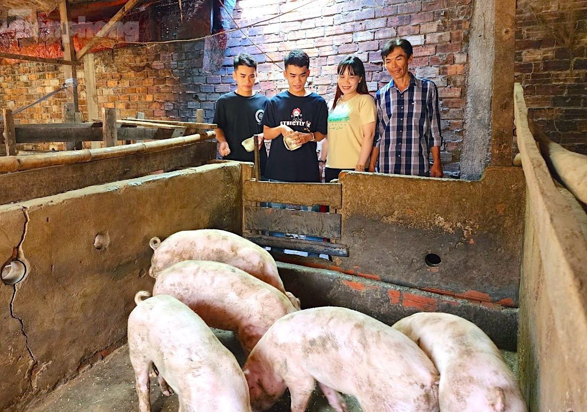 Anh Phát cho biết, anh làm nghề thợ sắt, còn vợ ở nhà nội trợ và chăn nuôi heo; gia đình chỉ có 2 đứa con nên vợ chồng anh mong muốn con được rèn luyện trở thành một người bản lĩnh, tự tin, một công dân tốt và có nghề nghiệp ổn định sau khi xuất ngũ. Do đó, khi các con đủ tuổi nghĩa vụ quân sự và được trúng tuyển nên vợ chồng anh cùng động viên con tham gia. - Ảnh: Kim Hà