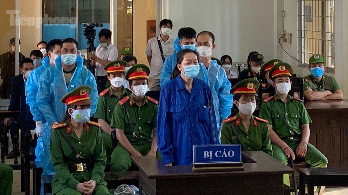 Sau lời khai có tình tiết mới của bà trùm buôn lậu, HĐXX quyết định hoãn phiên toà thêm 5 ngày để làm rõ - Ảnh: Kim Hà.