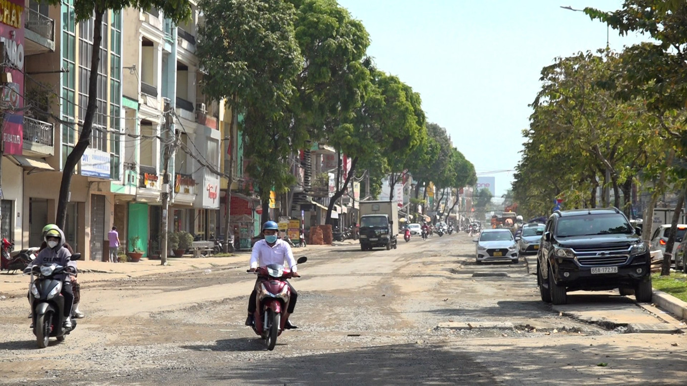 Anh Phan Công Hiệp (ngụ quận Ninh Kiều) cho hay, tuyến đường thi công từ rất lâu nhưng đến nay vẫn chưa hoàn thành. Đáng chú ý, con đường này thuộc trục chính trung tâm thành phố và có lượng khách xuống bến Ninh Kiều rất đông. Việc thi công trì trệ gây cản trở người tham gia giao thông.