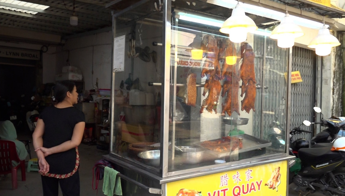 Chủ một quán bán đồ ăn trên đường Nam Kỳ Khởi Nghĩa (quận Ninh Kiều) than phiền, trước đây quán rất đông khách nhưng đến khi làm đường, quán hầu như không có khách.