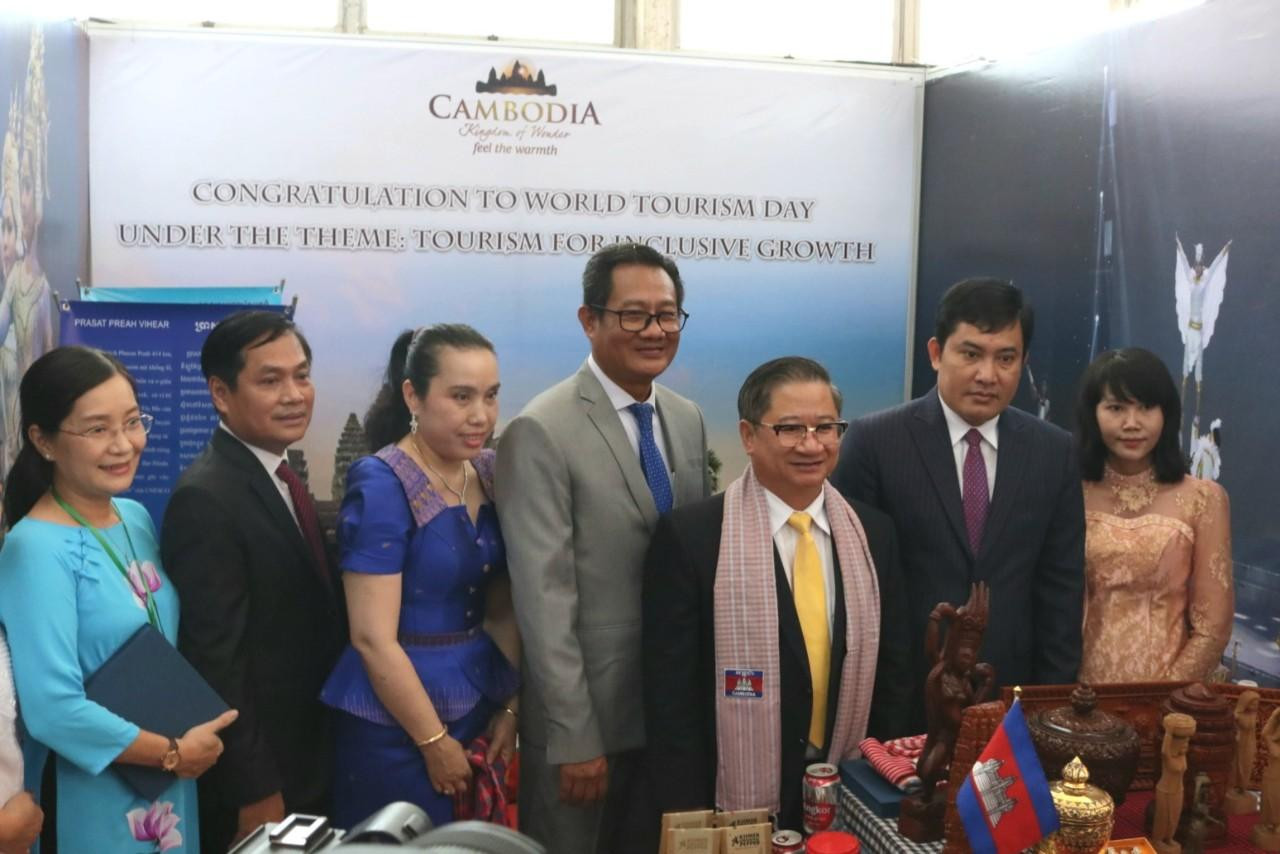 Ông Trần Việt Trường (người quàng khăn) cùng lãnh đạo UBND TP Cần Thơ tham quan gian hàng Tổng lãnh sự quán Campuchia tại Hội chợ - Ảnh: Kim Hà. Ông Trần Việt Trường (người quàng khăn) cùng lãnh đạo UBND TP Cần Thơ tham quan gian hàng Tổng lãnh sự quán Campuchia tại Hội chợ - Ảnh: Kim Hà.